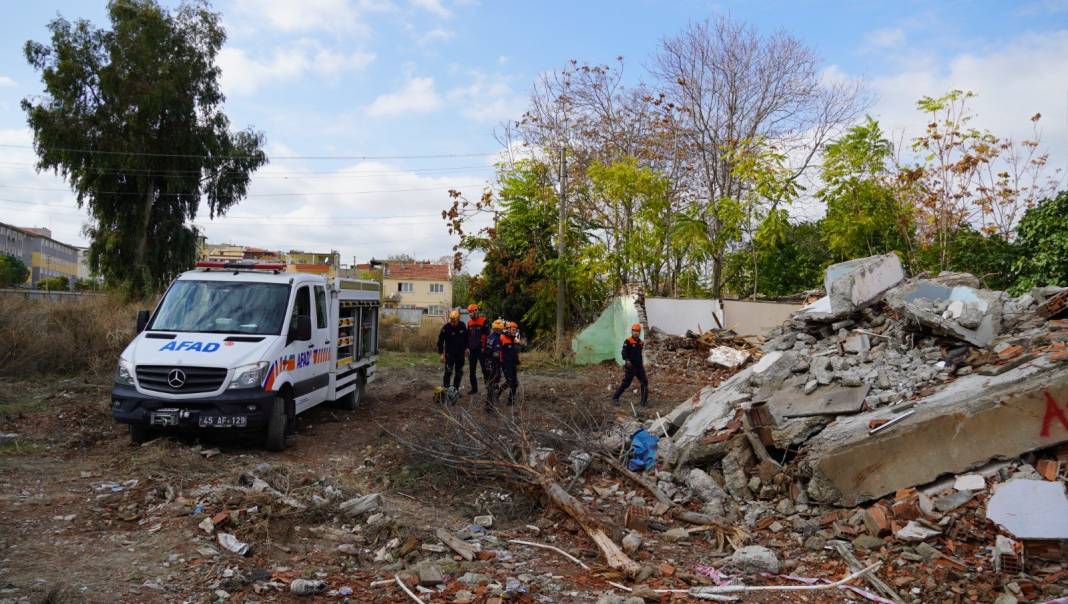 İzmir depreminin 6. yılında 3 ilde 6,7 şiddetinde deprem paniği 1